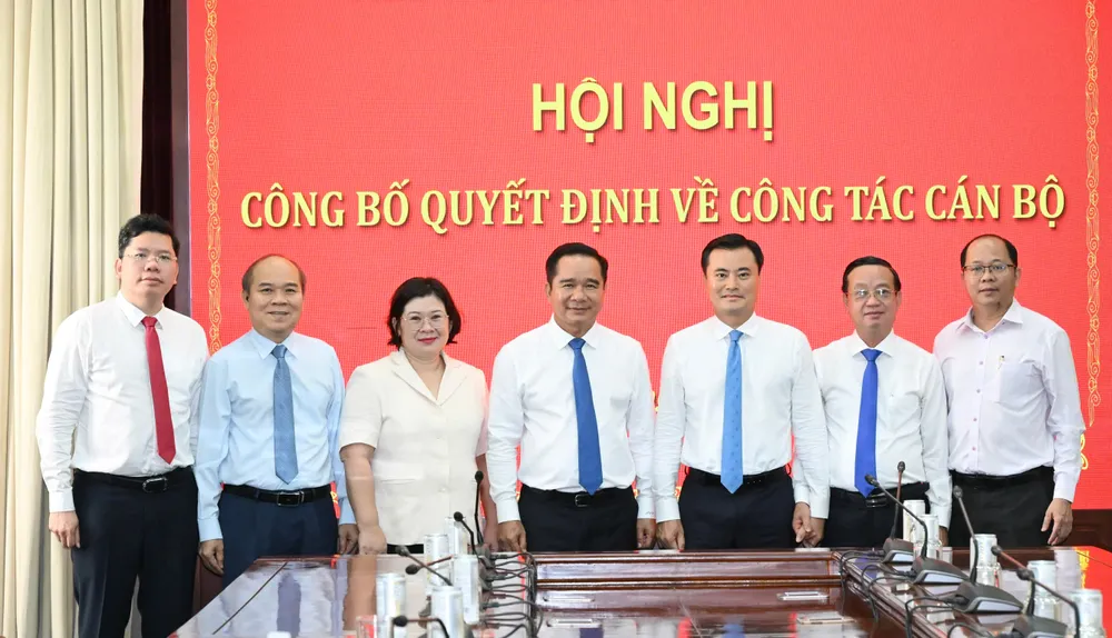Đồng chí Nguyễn Văn Được, đồng chí Văn Thị Bạch Tuyết cùng các đại biểu chúc mừng đồng chí Bùi Xuân Cường. Ảnh: VIỆT DŨNG