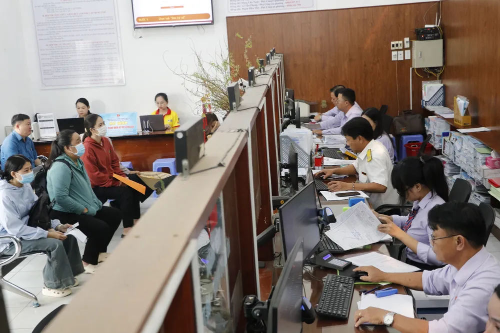 Công chức Trung tâm Phục vụ hành chính công phường Thới An giải quyết hồ sơ cho người dân. Ảnh: NGÔ BÌNH