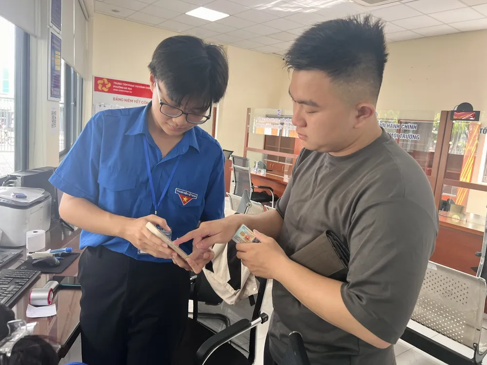 Người dân tới làm thủ tục hành chính công tại phường Bà Rịa. Ảnh TRÚC GIANG.jpg