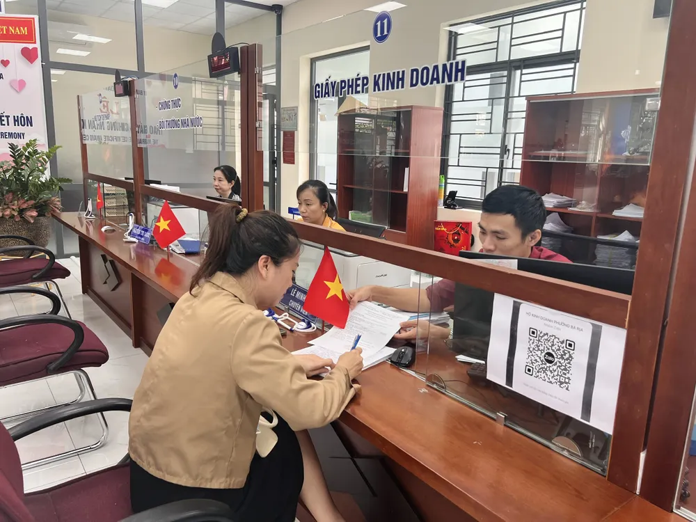 Người dân tới làm thủ tục hành chính công tại phường Bà Rịa. Ảnh- TRÚC GIANG .jpg