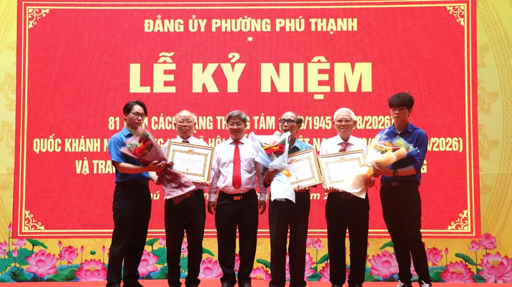 Bí thư Đảng ủy phường Phú Thạnh Võ Công Thành trao Huy hiệu Đảng đến các đảng viên .jpg