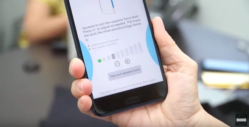 HTC U11 với khả năng bóp để thao tác, màu sắc biến ảo ảnh 1
