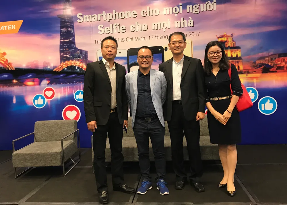 Mobiistar với hai sản phẩm “tự sướng” trước sau như một ảnh 2