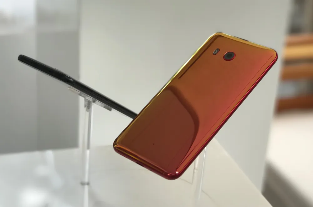 HTC U11 giá 16.990.000 đồng ảnh 1