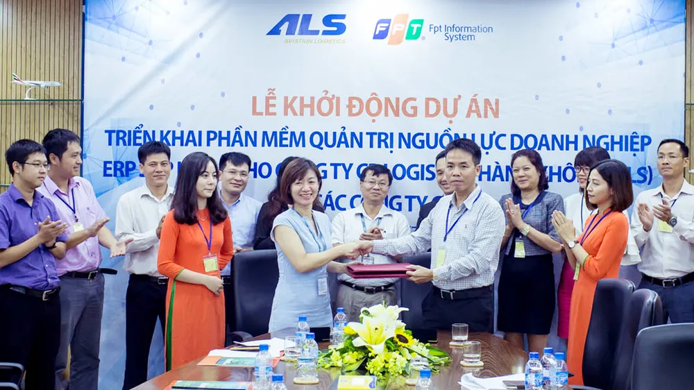 Đại diện FPT IS và ALS  ký bản kế hoạch triển khai dự án