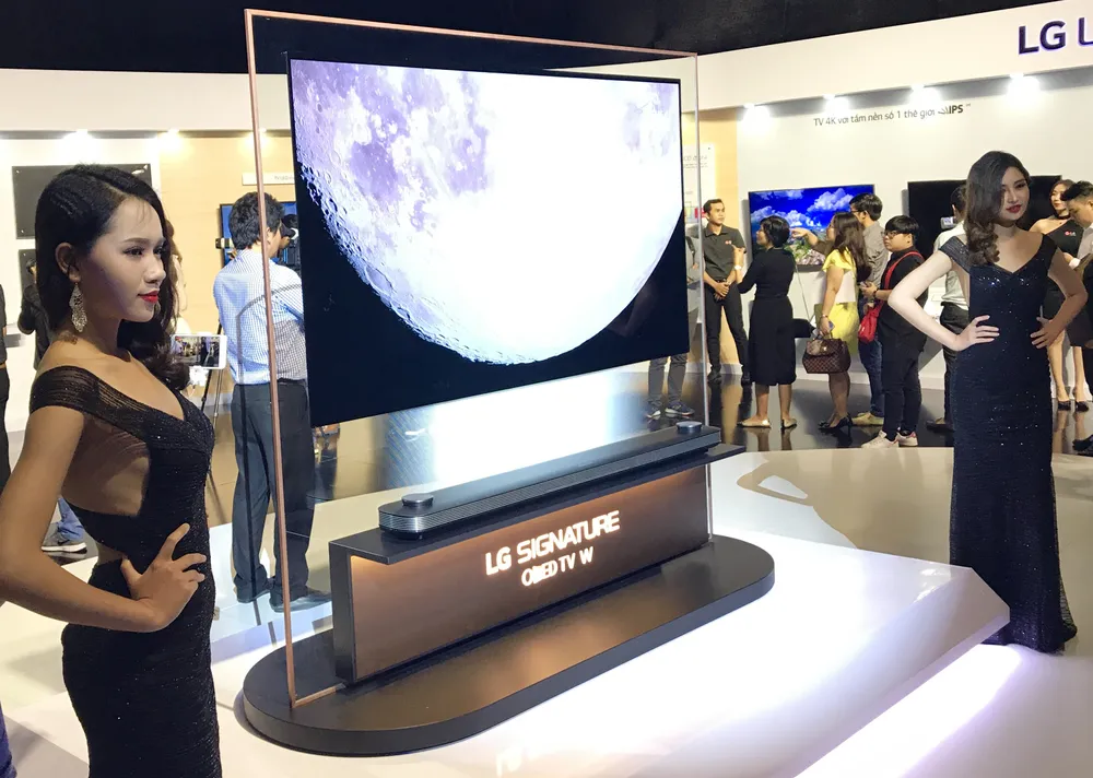 TV LG OLED Signature W mỏng như bức tranh dán tường ảnh 1