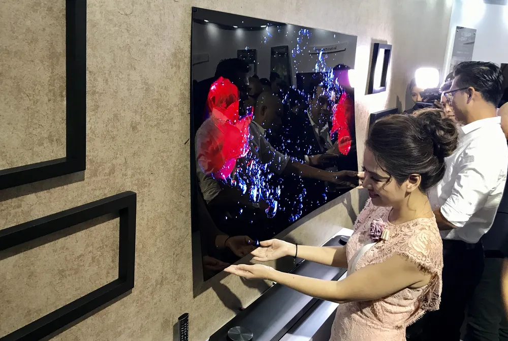 TV LG OLED Signature W mỏng như bức tranh dán tường ảnh 2