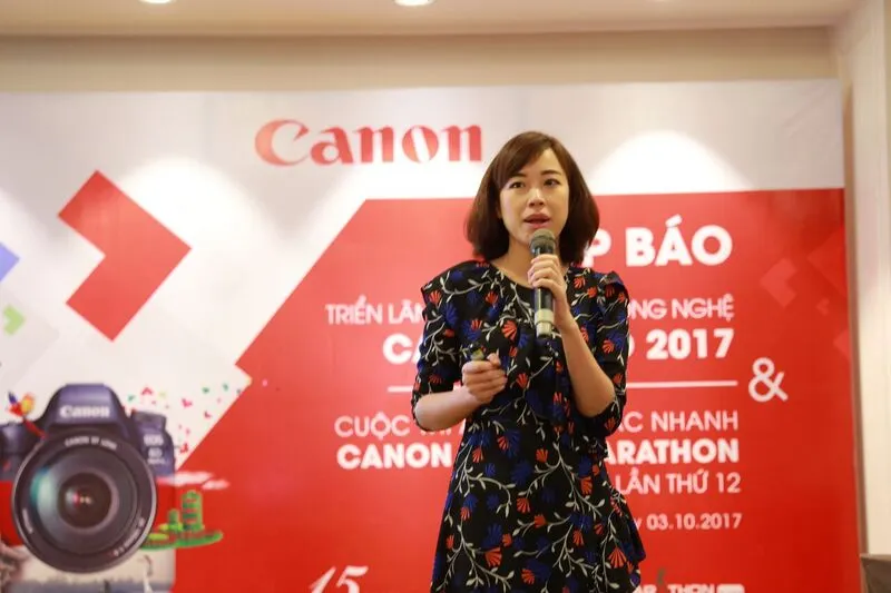 Đại diện Canon giới thiệu về chương trình tại buổi họp báo
