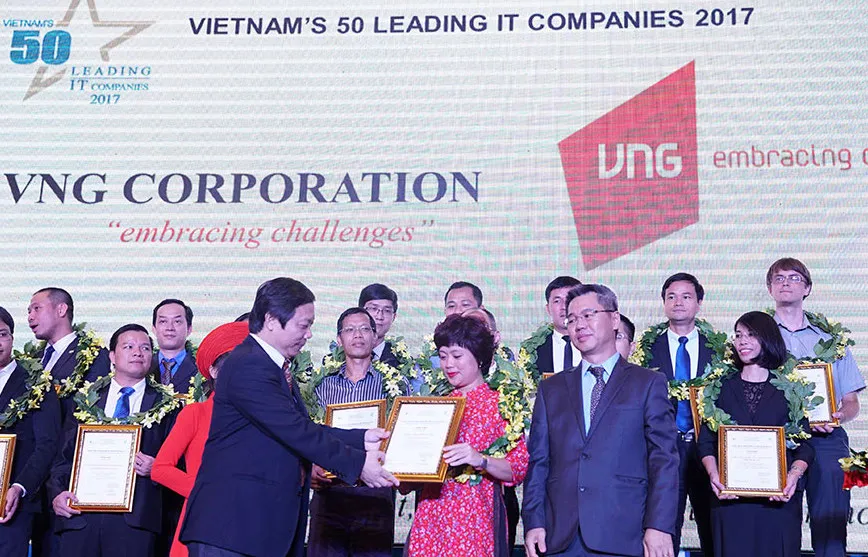 Giám đốc Sở TT-TT TPHCM Dương Anh Đức trao phẩn thưởng cho đại diện VNG