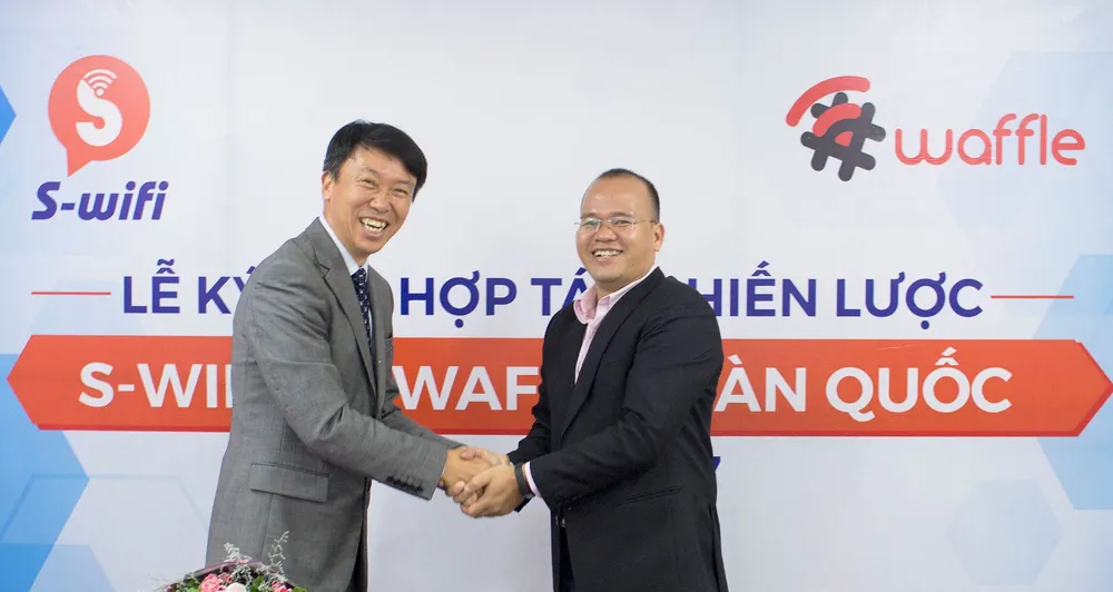 Đại diện S-wifi và Waffle trong lễ ký kết hợp tác