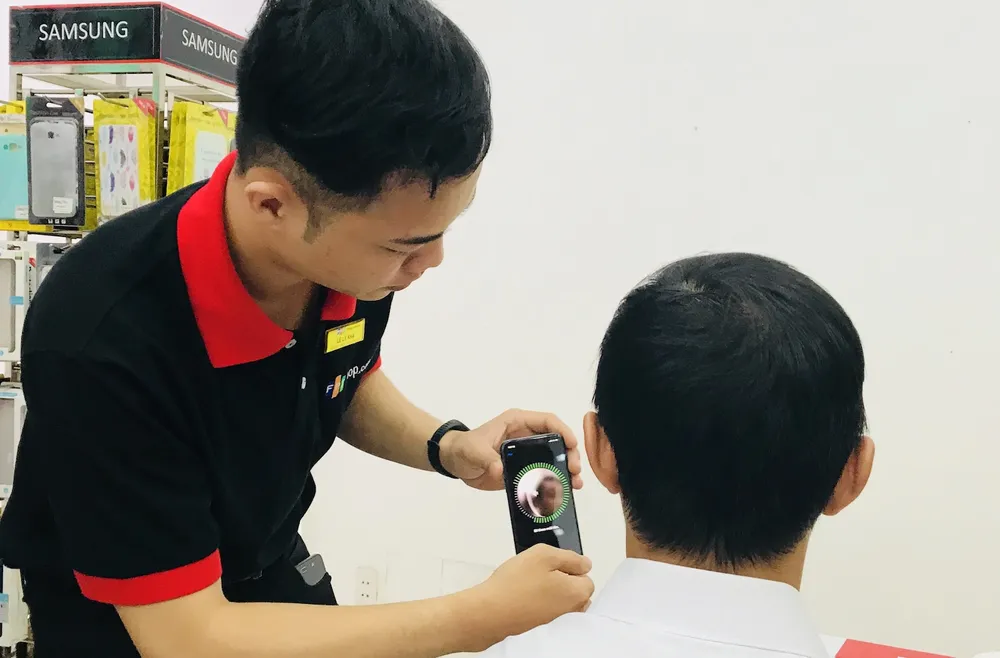 FPT Shop giao iPhone X cho khách hàng ảnh 1