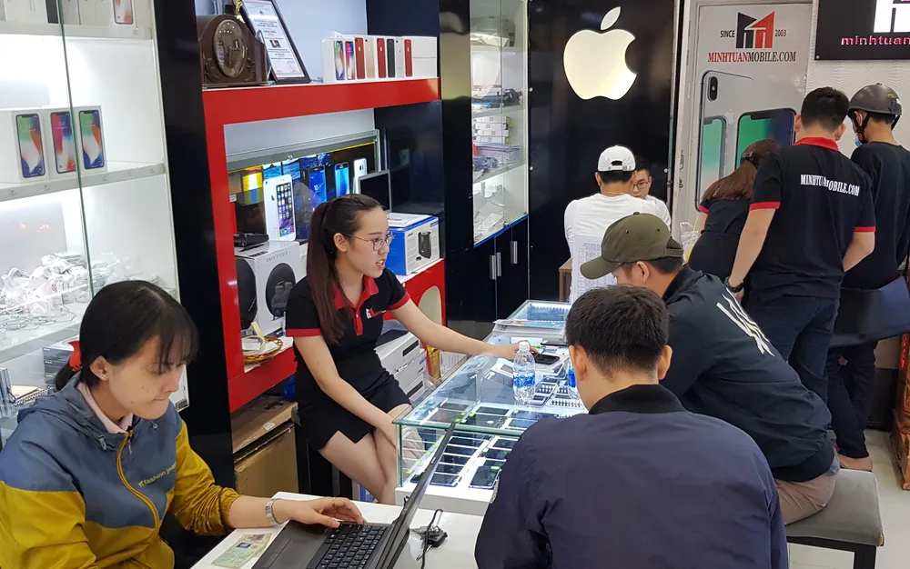 Khách hàng mua iPhone tại của hàng của Minh Tuấn Mobile