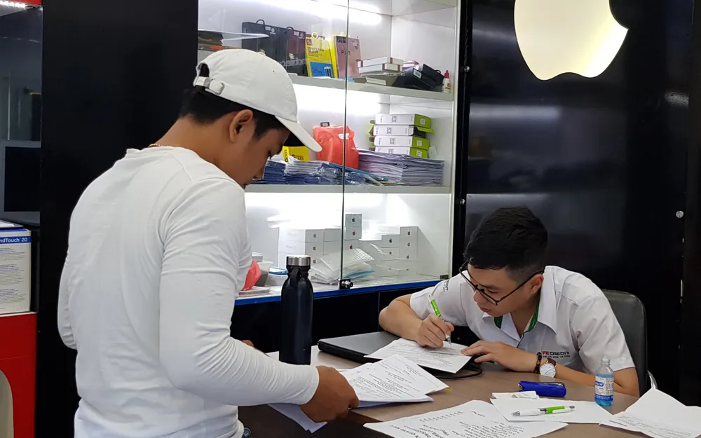 Bán điện thoại đến 12 giờ đêm ảnh 1