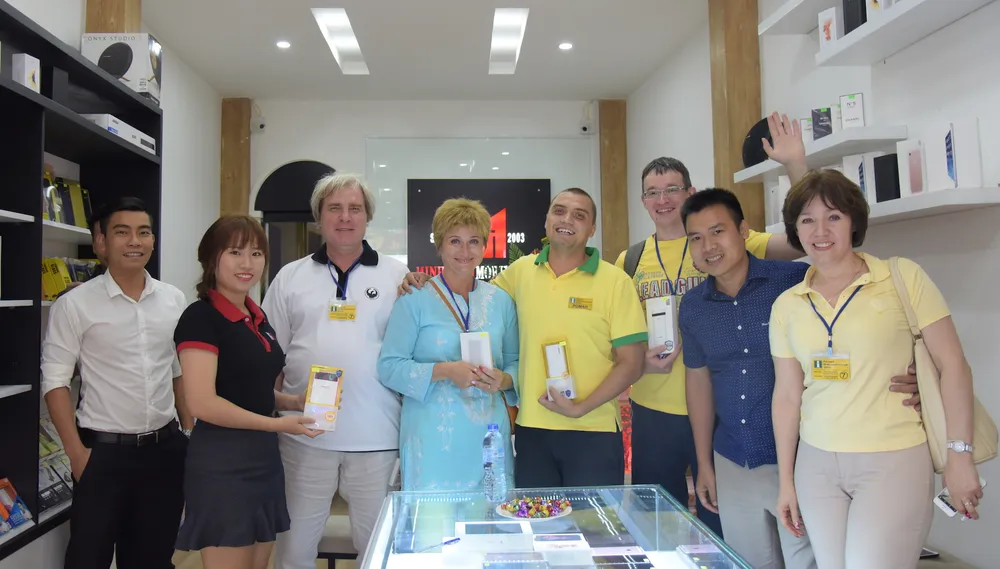 Khách hàng của Minh Tuấn Mobile Đà Lạt không chỉ khách quen mà còn du khác quốc tế