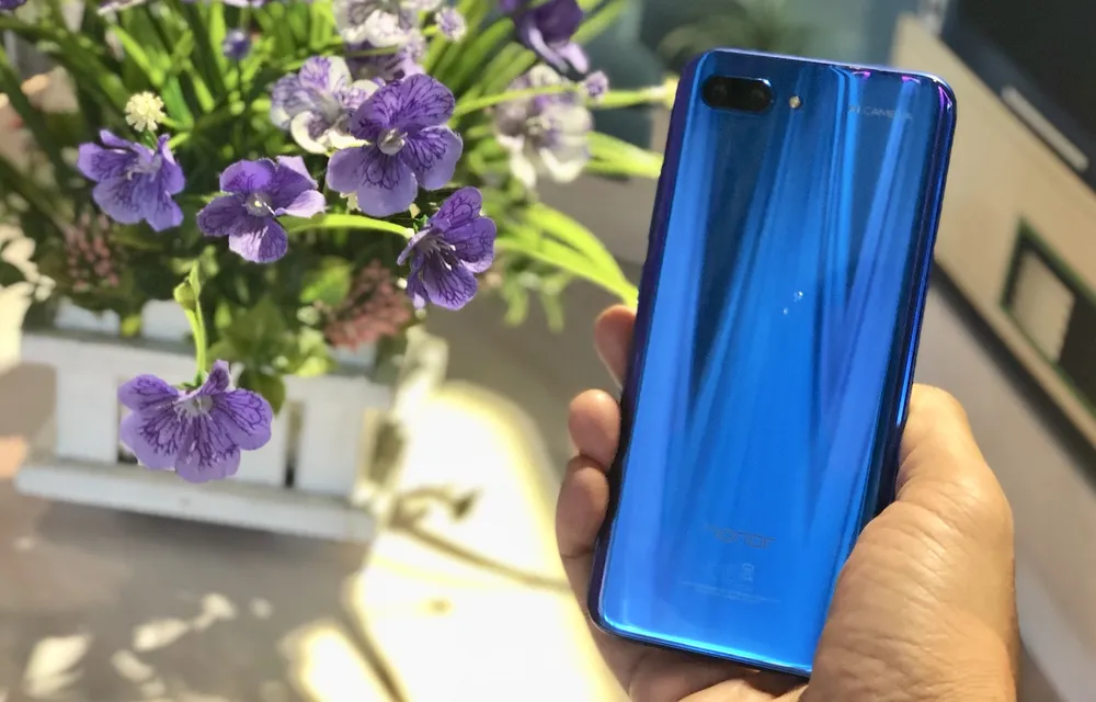 Honor 10... và bóng dáng của Huawei ảnh 2