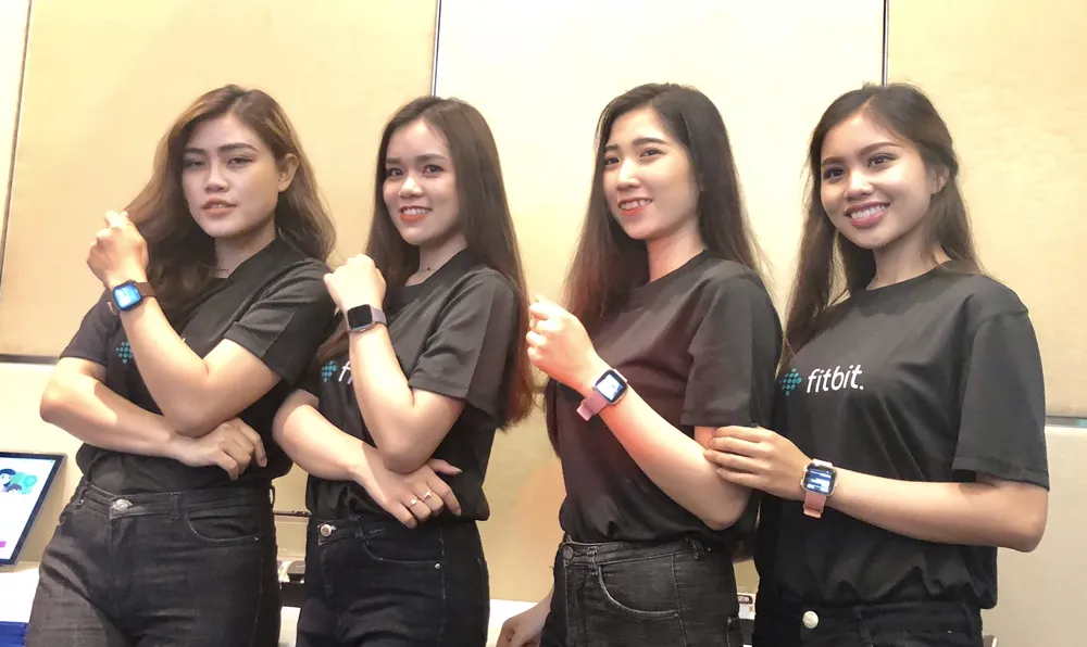 Fitbit Versa, đồng hồ thông minh có mặt kim loại nhẹ nhất ảnh 1