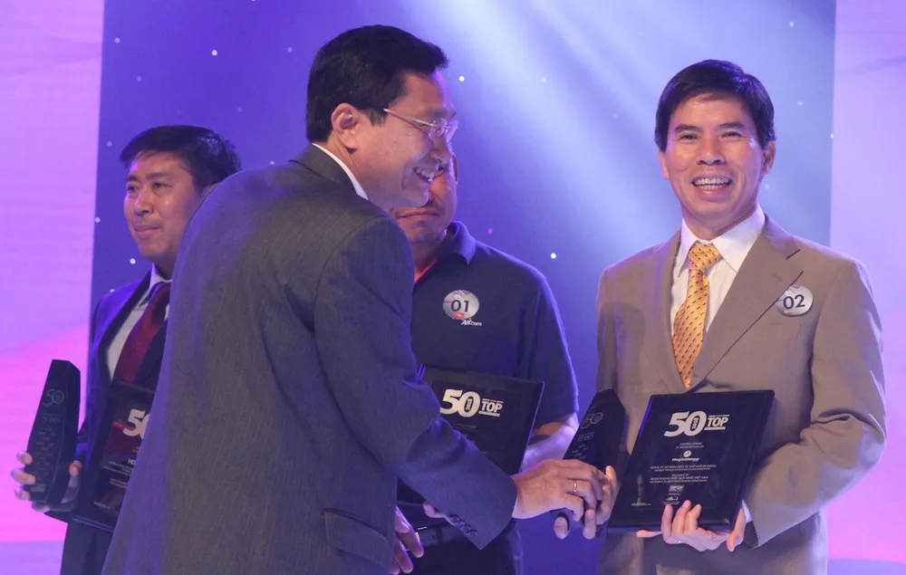 Ông Nguyễn Đức Tài, chủ tịch HĐQT Thề giới di dộng nhận giải thưởng