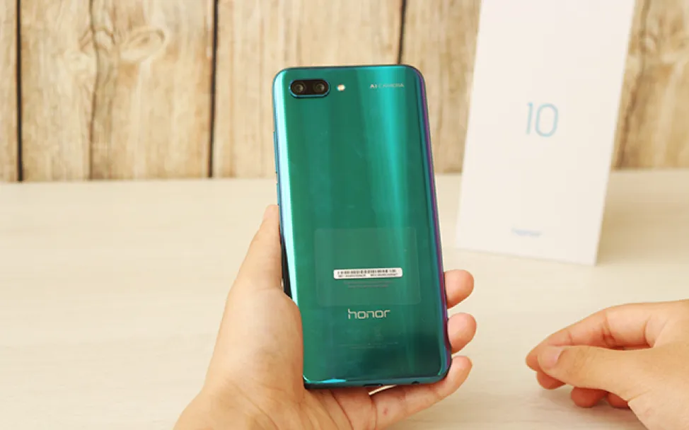Honor 10 Phantom Green  với màu sắc hêt sức ấn tượng