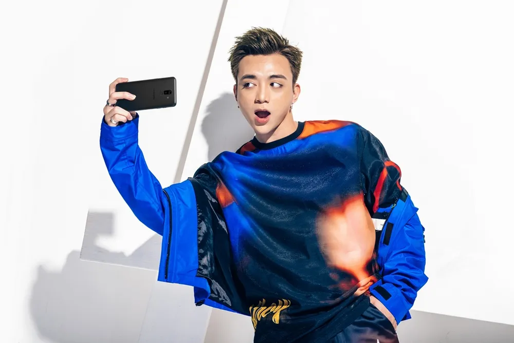 Trẻ trung và cá tính với Galaxy J8 ảnh 1