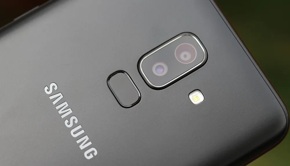 Galaxy J8 với màu Đen Titan