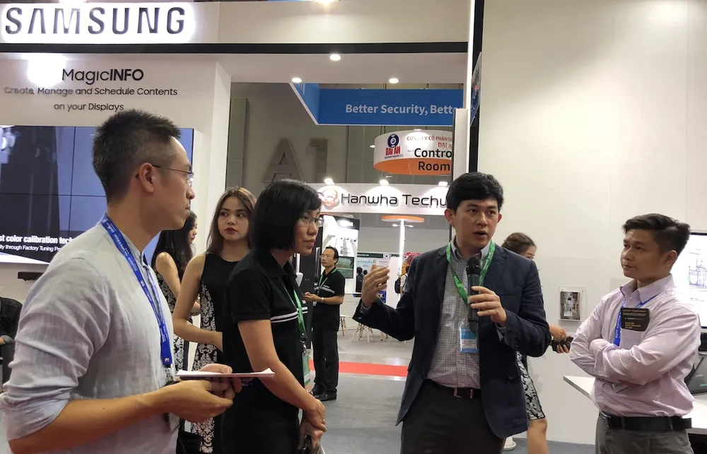 Đại diện Samsung giới thiệugiải pháp tại triển lãm