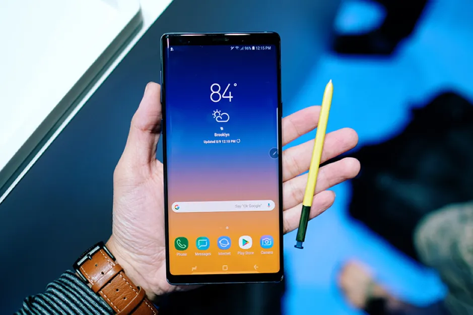 Những chiếc điện thoại cao cấp bạn có thể mua làm quà 20-10  ​ ảnh 3