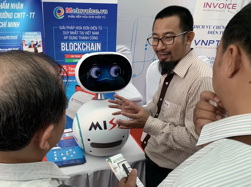 Misa phát triển robot Zenbo thành lễ tân số, nhân viên tư vấn ảnh 1