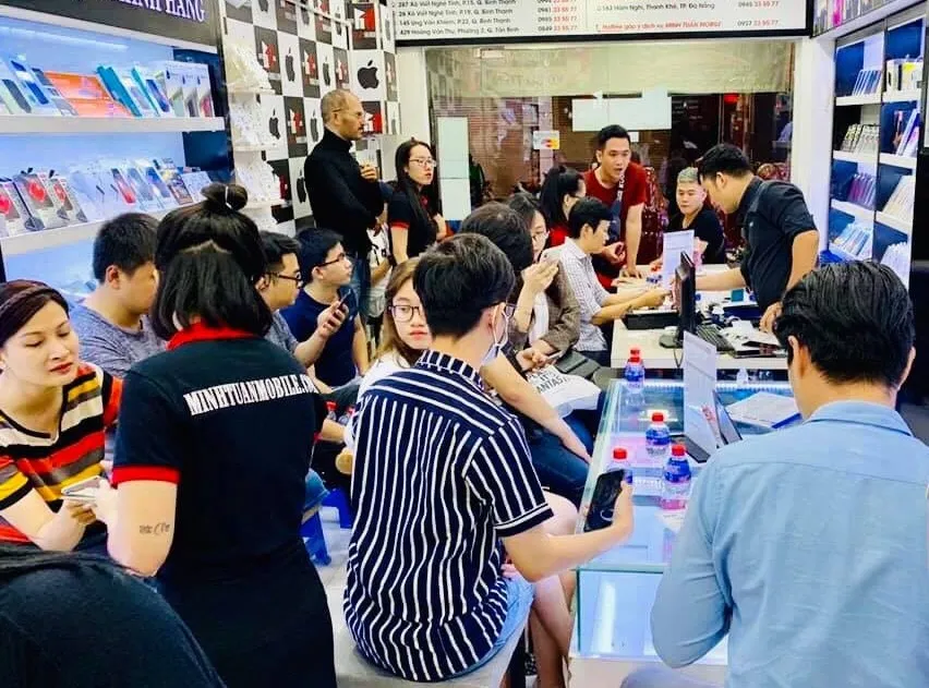 Minh Tuấn Mobile dựng tượng sáp Steve Jobs  ảnh 1