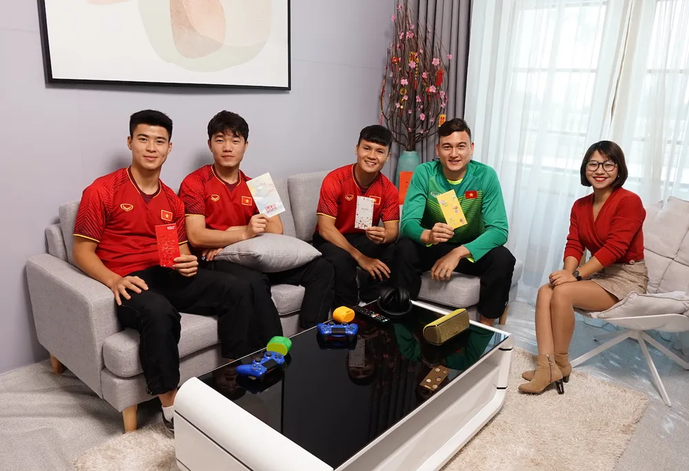 Sony Việt Nam tặng Sound Bar HT-S700RF và Bravia OLED TV 55A8F cho gia đình các cầu thủ ảnh 1