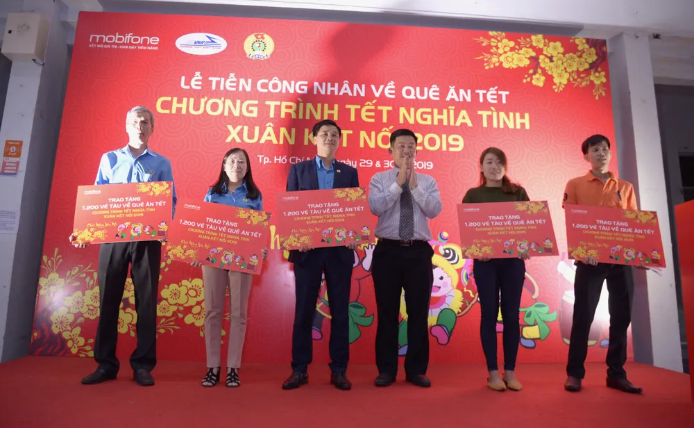 MobiFone trao vé tàu tết cho công nhân