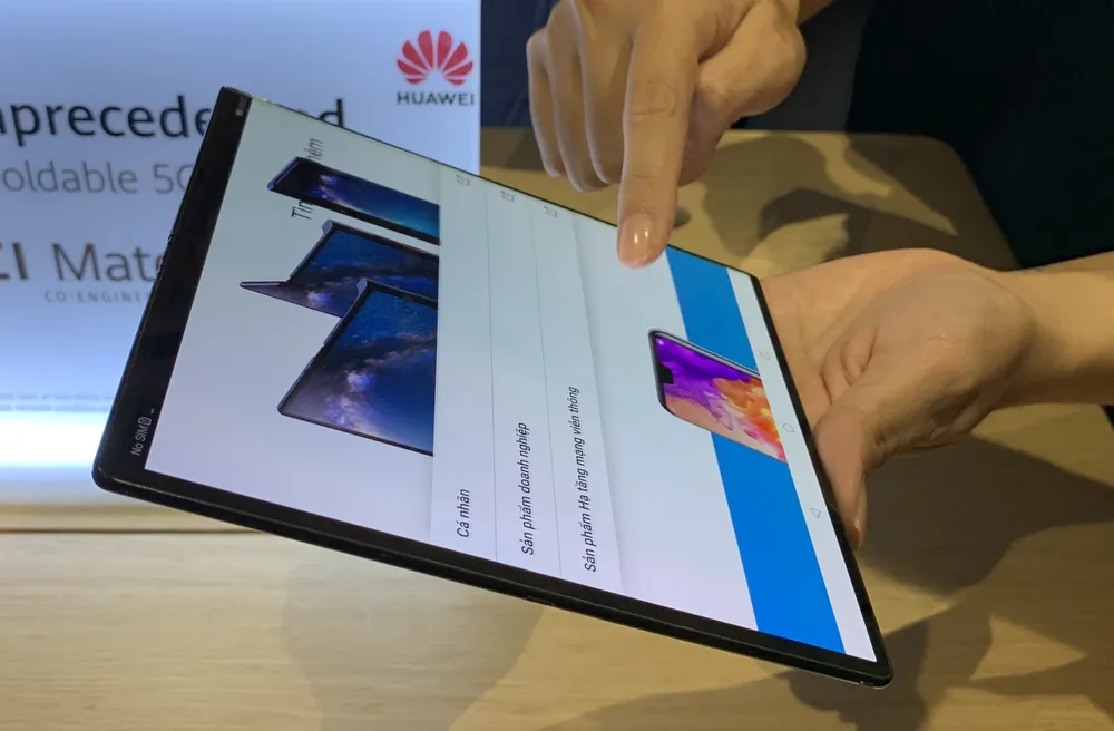 Chỉ có thể nhìn chứ không thể chạm tay vào Huawei Mate X ảnh 1