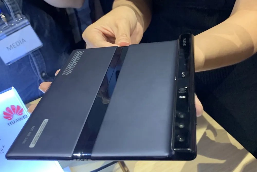 Chỉ có thể nhìn chứ không thể chạm tay vào Huawei Mate X ảnh 2