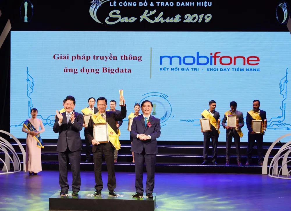 Lãnh đạo MobiFone nhận giải thưởng