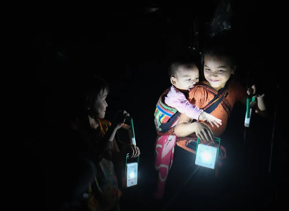 Trong đêm tối, chiếc đèn năng lượng mặt trởi trở nên lung linh