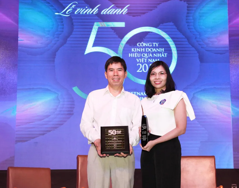 Lãnh đạo Công ty Cổ phần Đầu tư Thế Giới Di Động nhận giải thưởng