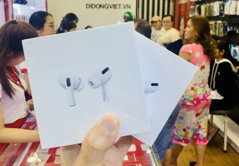Airpods Pro có mặt đầu tiên tại Di Động Việt, giá bán bình ổn 6,9 triệu đồng