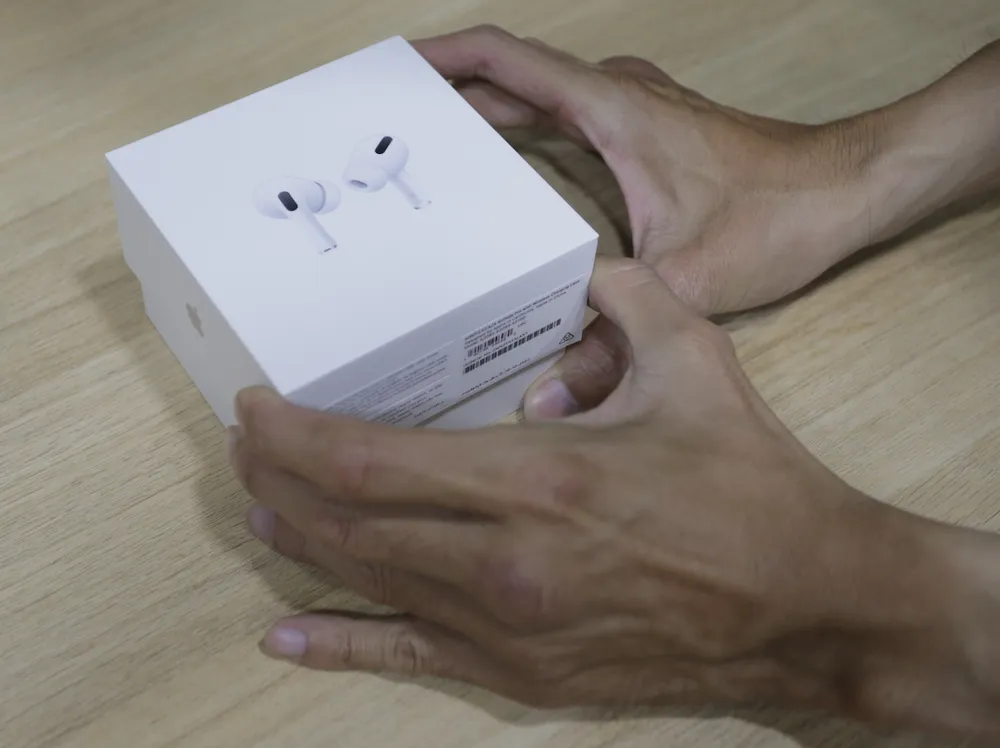 Airpods Pro có mặt đầu tiên tại Di Động Việt, giá bán bình ổn 6,9 triệu đồng ảnh 1