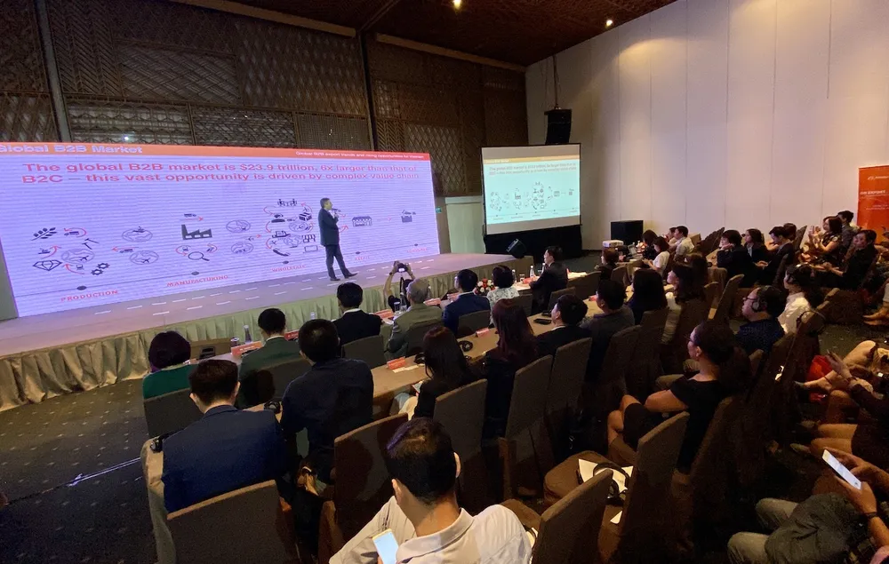 Đại diện Alibaba.com giới thiệu các giải pháp mua bán trực truyến