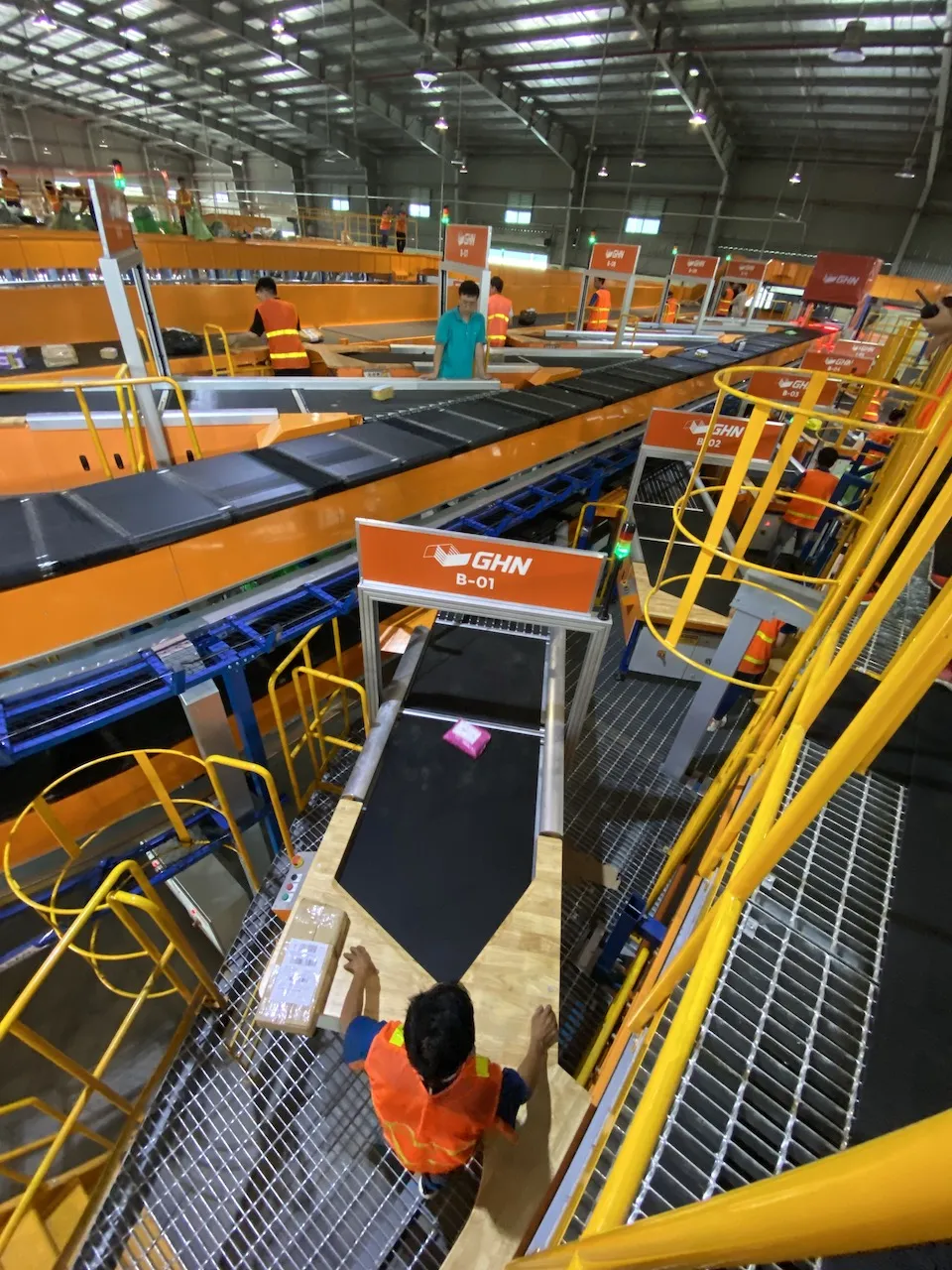 Giao Hàng Nhanh vận hành dây chuyền phân loại hàng tự động trị giá 2 triệu USD ảnh 1