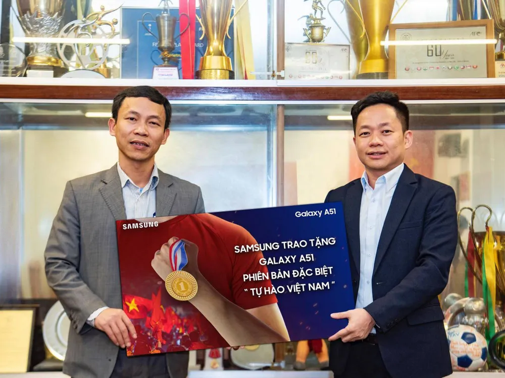 Samsung tặng Galaxy A51 phiên bản đặc biệt cho đội tuyển bóng đá nam và nữ Việt Nam  ảnh 1