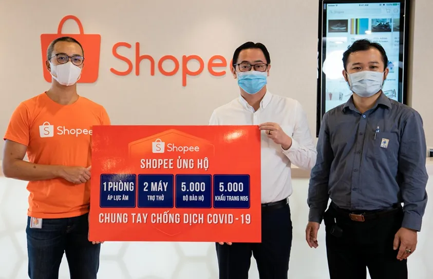 Đại diện Shopee Việt Nam (trái) trao tặng hỗ trợ cho đại diện Hội Thầy thuốc trẻ Việt Nam