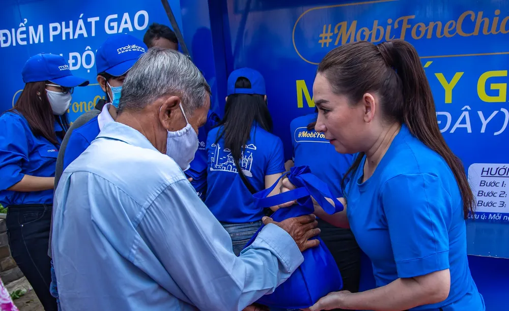 MobiFone chia sẻ yêu thương với "ATM gạo" và các gói data ảnh 1