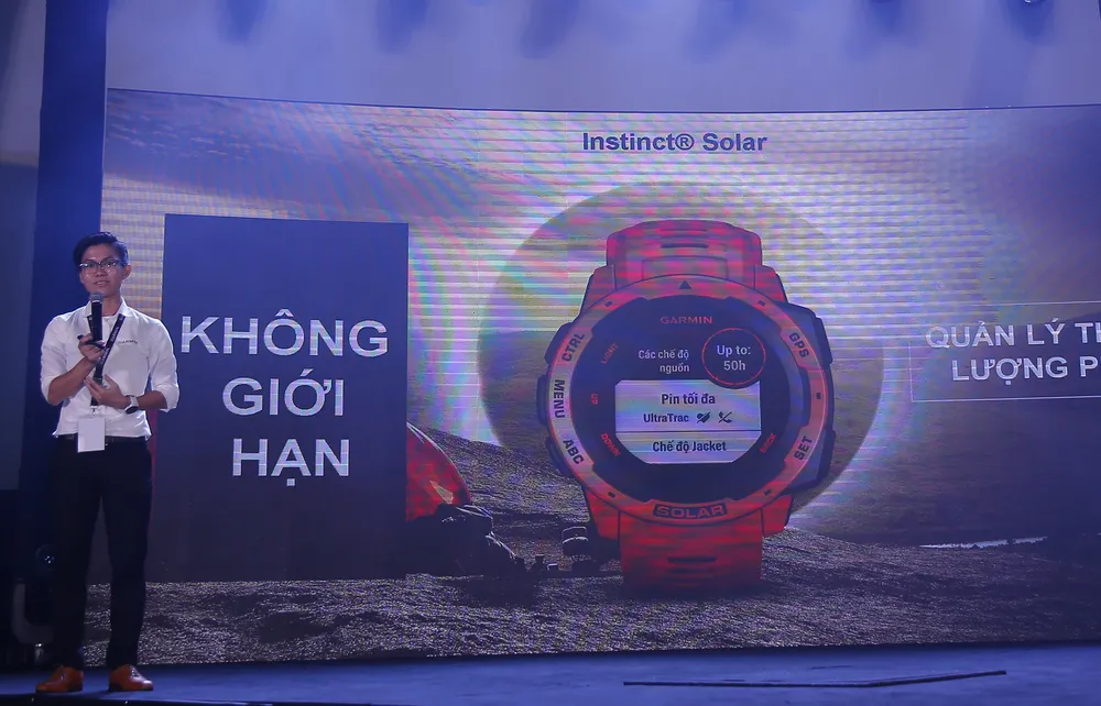 Đồng hồ thể thao GARMIN với công nghệ sạc năng lượng mặt trời ảnh 2