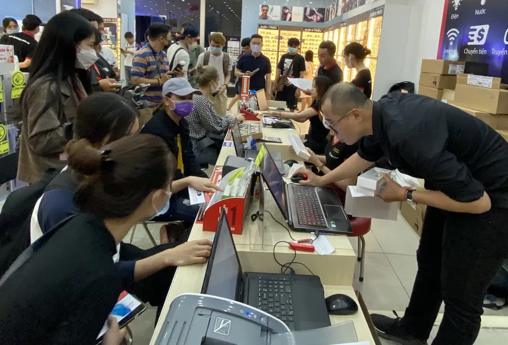 Hơn 500 chiếc Apple Watch Series 6 và SE chính hãng được bán trong 30 phút tại FPT Shop ảnh 2