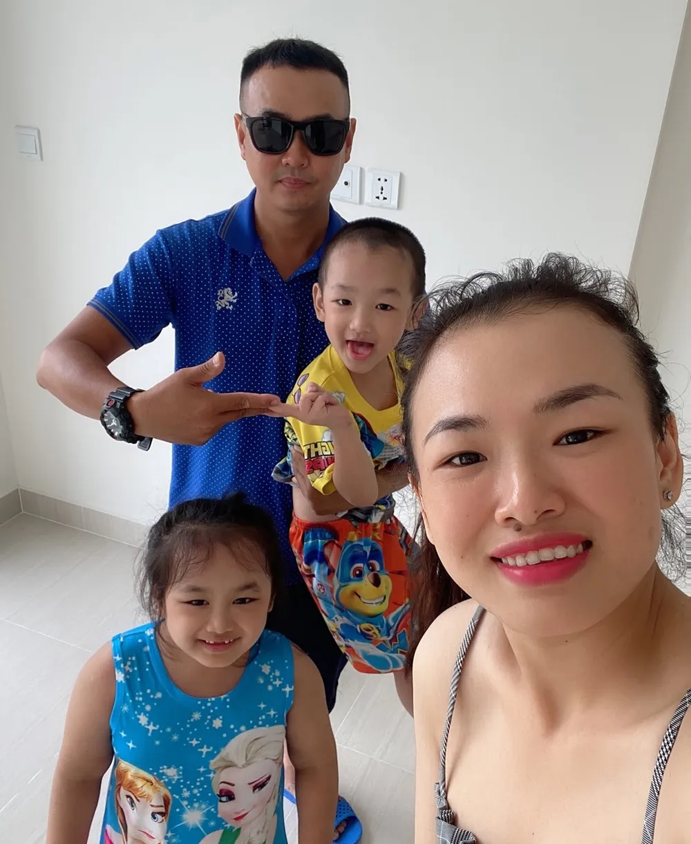 Vác cả chục cọc tiền lẻ đi mua iPhone 12 Pro Max tặng vợ ảnh 2