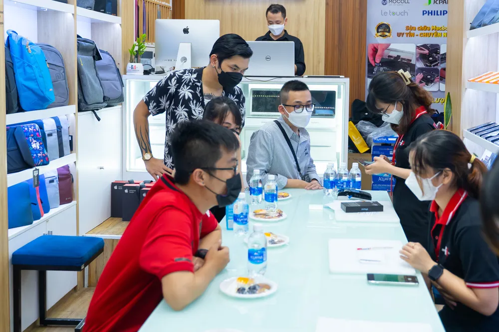 0 giờ ngày 22-10, các hệ thống bán lẻ iPhone chính hãng mở bán iPhone 13 series VN/A ảnh 1