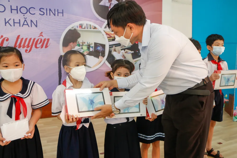 FPT Shop trao tặng máy tính bảng cho học sinh có hoàn cảnh khó khăn ảnh 1