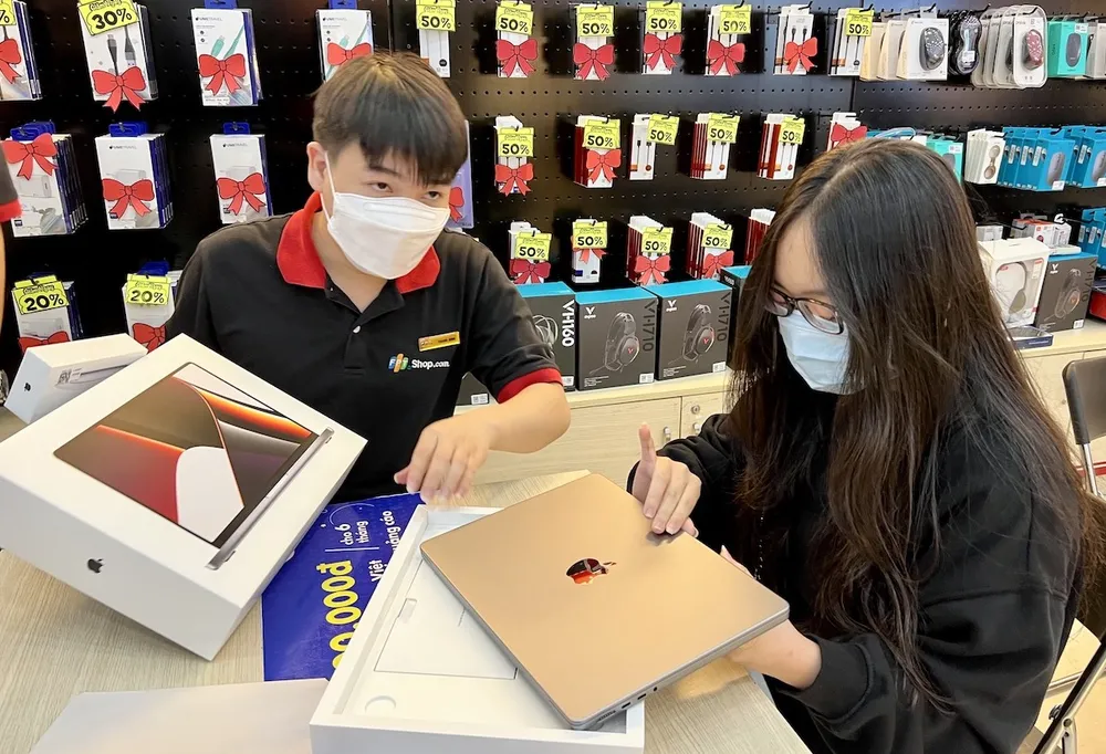 Khách hàng nhận Macbook Pro  2021 tại FPT Shop