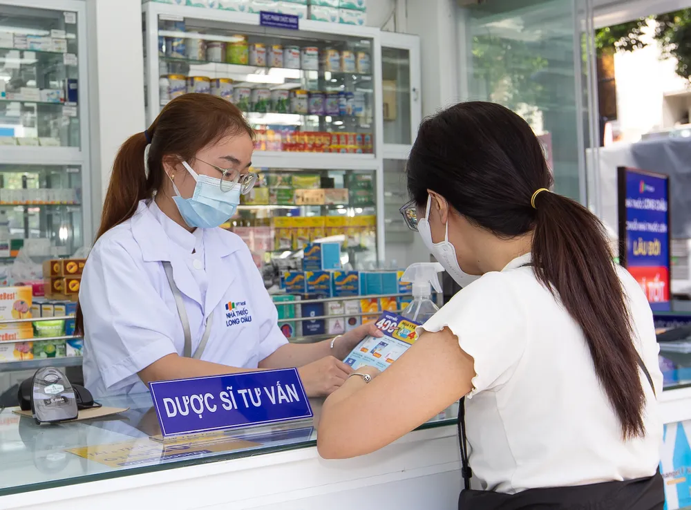 Nhân viên FPT Long Châu tư vấn khách hàng