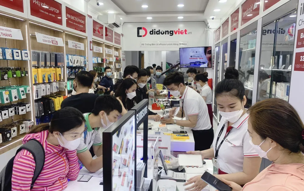 Khung cảnh tấp nập cảnh khách hàng mua sắm dịp tết tại Di Động Việt